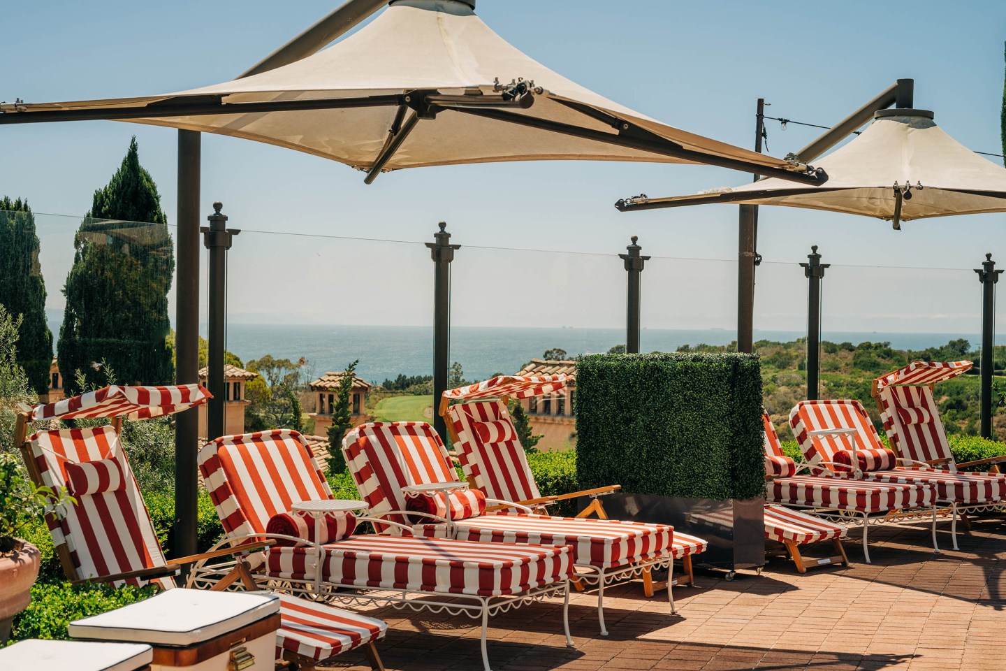 bella vista pool lounges wide