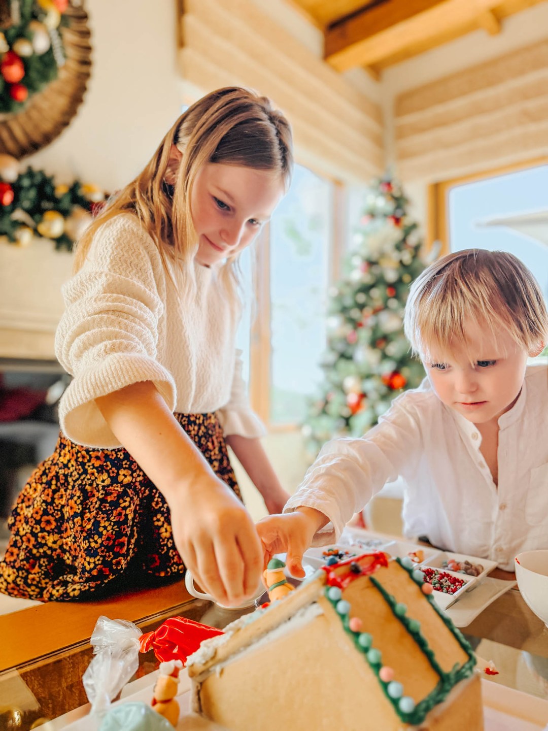 gingerbread decorating kids in villa